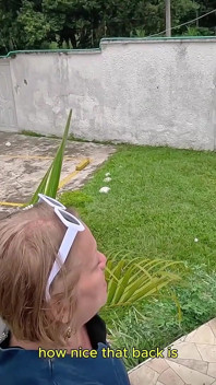 La nonna perv assume un giovane giardiniere e finisce per scoparlo duramente nel culo