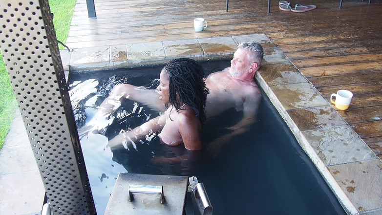 Black Swan: 朝霧の魔法のホットワイフがプールで犯される