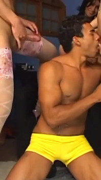 Gangbang dubur transeksual di San Paulo Do Brazil...