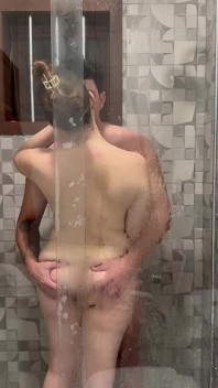 Královský Pár Má Sex Během Sprchy S Výstřikem Na Obličeji