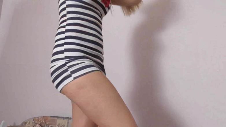 Foot Girls: Kaki putri smiley disumbuk dengan ganas