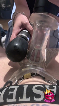 Un cazzo in gabbia stuzzicato e negato dentro una manica per cazzo