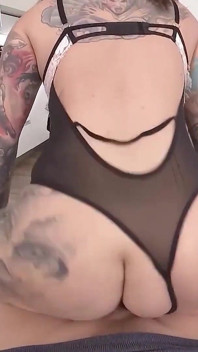 Tatuada grandona milf em primeiro plano fodida