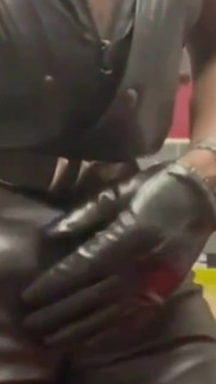 Táta S Koženými Svaly Kouří Sólo Péro