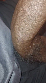 Elle caresse une grosse bite noire non circoncise en sous-vêtements