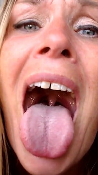 Ось твоє щотижневе відео - брудна повія мачуха розповідає вам, скільки вона повії і як вона любить мінети