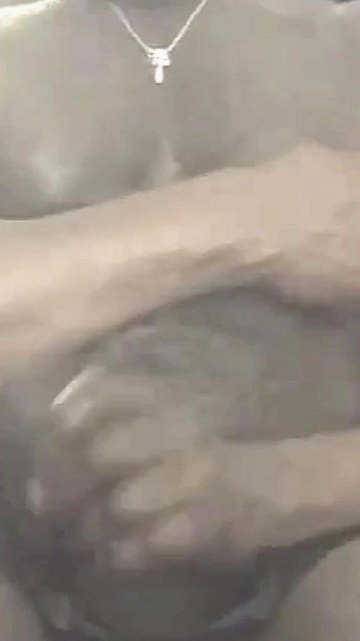 Black smoking muscle stepdad: 夜间大黑屌色情片观看高潮和射精