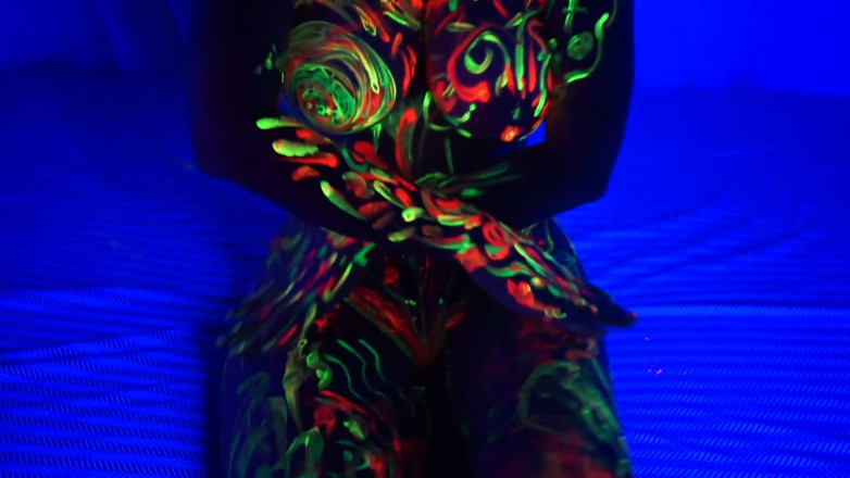 Cipriani: Amelie gets neon paint on her body