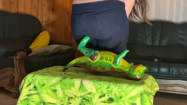 BeachBallsDuo: Віве розтрощив багато надувних пляжних іграшок і речей! 2 камери з slow-mo!