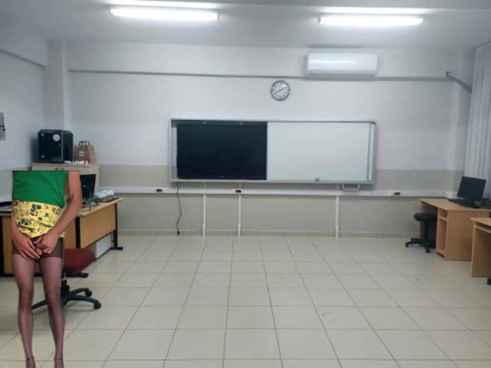 cd_aysemmm: Non posso concentrarmi sulla lezione che il mio insegnante è molto...
