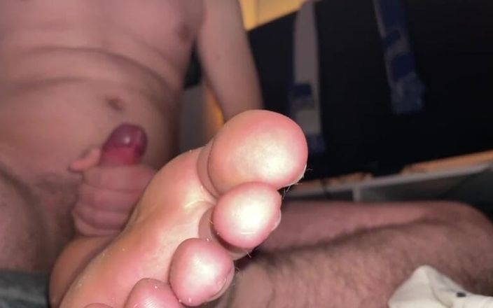 Senpai Feet: मेरे बदबूदार कमसिन पैरों पर वीर्य