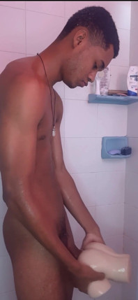 Kontolku dientot habis-habisan sama kontol besar pria kulit hitam di kamar mandi sampai aku crot di dalam black20one