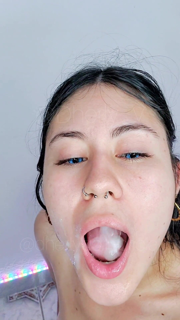 DherlyDoll: Kompilace výstřiků, krásná Dherly polyká mrdku!