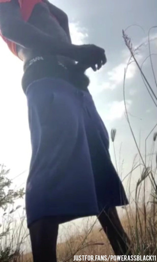 WildFreakBottom: Si masturba da sola intensamente nel cespuglio