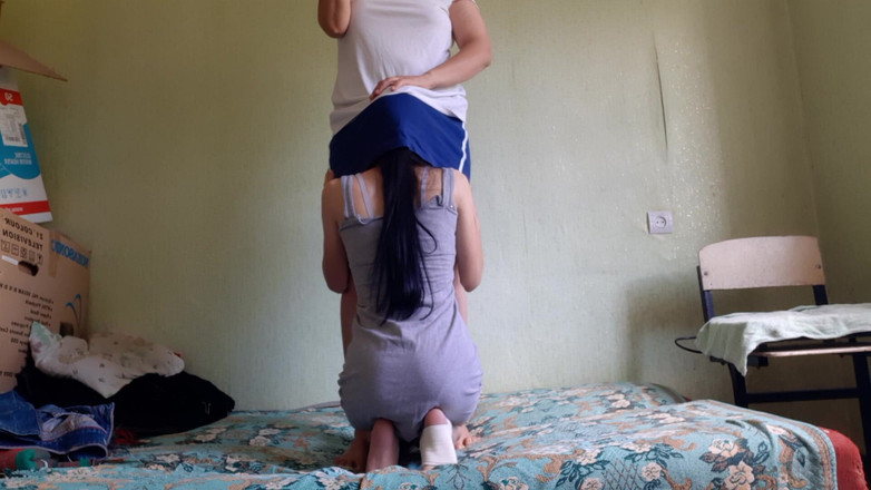 Lesbian-candys: Kiedy byliśmy sami w domu, uwiodłem macochę mojego chłopaka