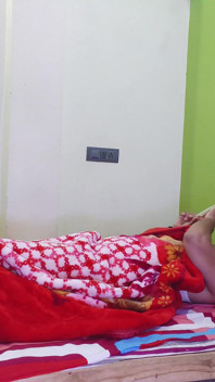 Tetona india Kamwali Bai seducida por el dueño de su casa