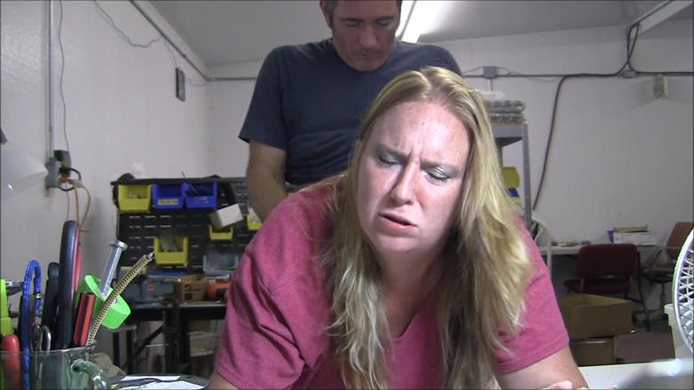 Vibra King Video: Jennifer wird bei der arbeit über einen tisch geritten