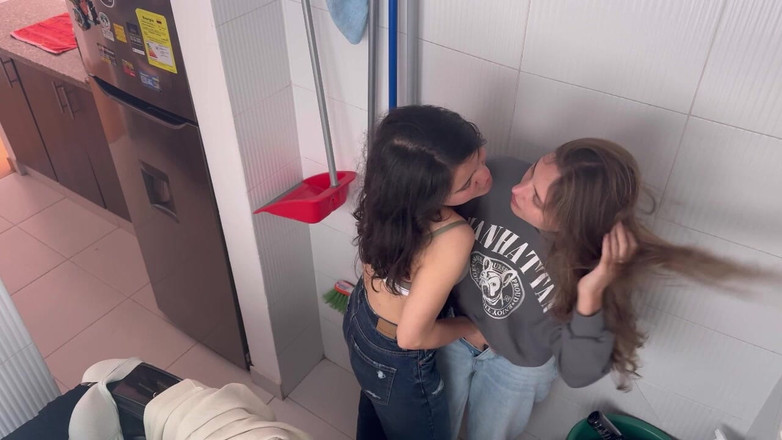 scarlettandc: Lesbiennes Baisent Dans La Salle Des Vêtements