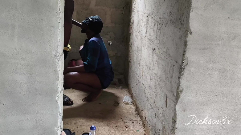 Dickass3x: Mengongkek sibuk eboni dengan basit besar di dalam tandas bangunan...
