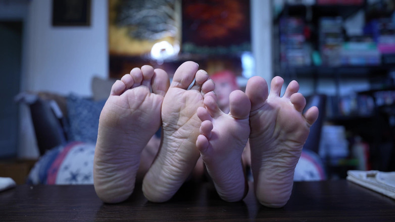 lilredvelvettt: 私たちの足で寝取られた