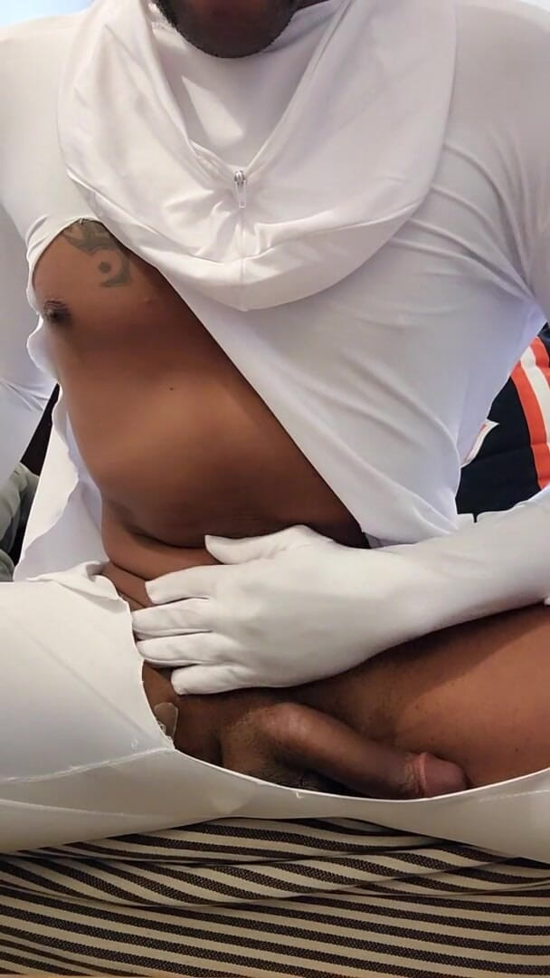 Kennie Jai: Kenniejai brinca em traje spandex branco