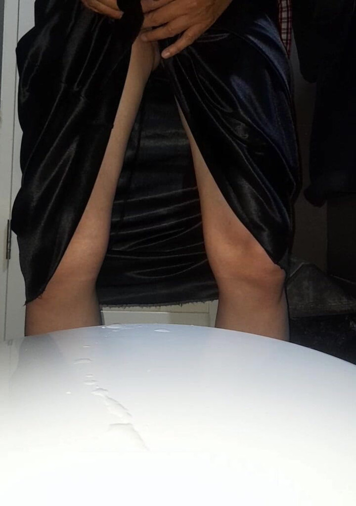 Naomisinka: Si masturba indossando abito cantante di seta raso