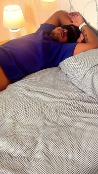 Stiefmutter und stiefsohn teilen sich ein bett