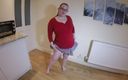 Horny vixen: Se déshabille en mini-jupe