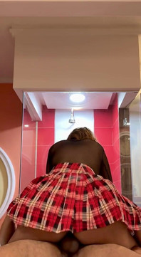 Jong schoolmeisje wil haar cijfers verbeteren bij de leraar