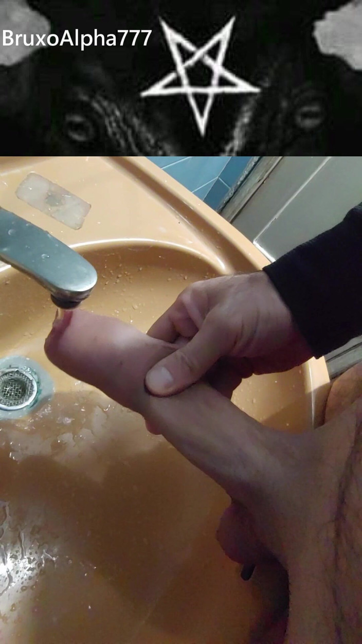 BruxoAlpha777: मेरा बड़ा डिक पेशाब कर रहा है