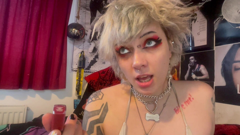 Glitterqueen1999: Šukej mi rtěnku nevlastního bratra