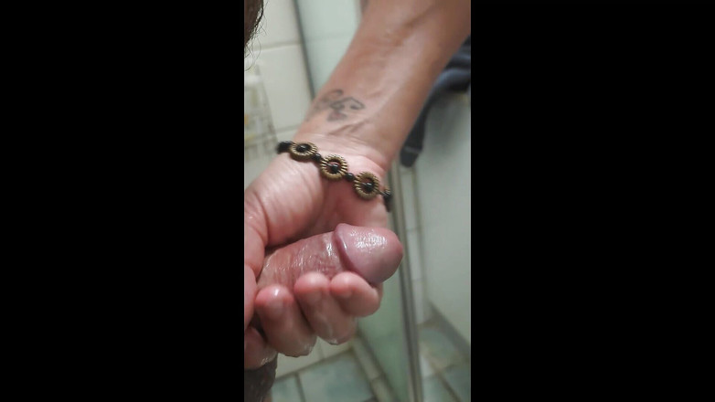 Bellaboo: Une jolie femme BBW fait une branlette sous la douche