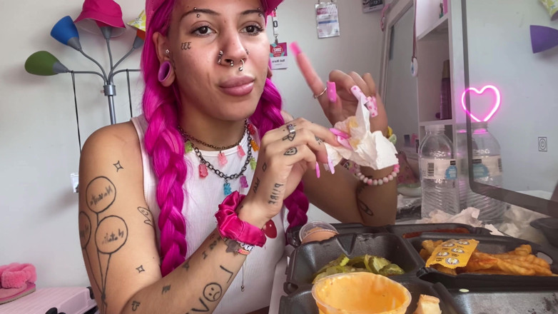 Nali Marie: Mukbang อาหารรสจัด จ้านกินหน้าสาวตัวเล็กกินอาหารสุดฮอต โคลสอัพ เล็บยาว เฟติชอะคริลิคเล็บ วัยรุ่น หมวกกันน็อก แขวน