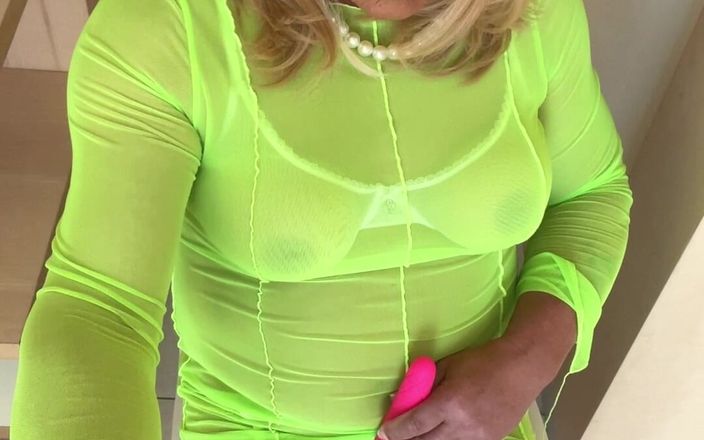 Kellycd: Кроссдрессер Kellycd2022 Сексуальная милфа в отпуске в зеленом сетчатом платье и белых чулках