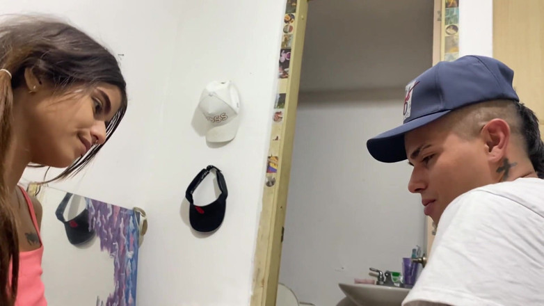 SaritaHott: 私の義理の妹は彼女の部屋にいて、彼女の美しい爪ですが、彼女への私の欲望は私を上回ります
