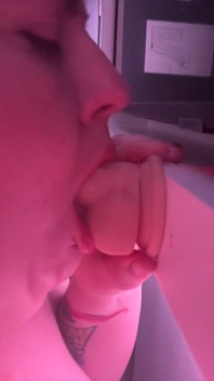 Awek montel yang kucap tersedak pada dildo
