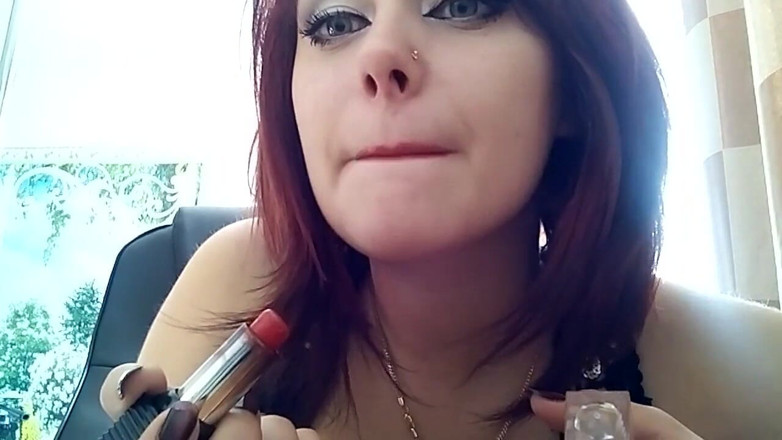 Goddess Misha Goldy: Ich setze viele verschiedene lippenstift, glossen und penisse für lippen