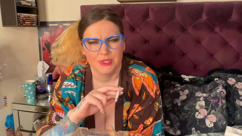 MissFFW: Curva ușurată ajunge să fumeze o țigară între clipuri