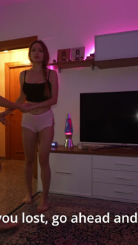 POV: ลูกพี่ลูกน้องสาวเสียเกมแห่งความจริงหรือท้าและพบว่าตัวเองถูกจับได้ในเย็ดหมู่สามคนประหลาด
