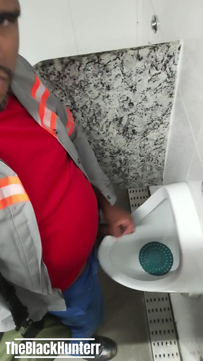 TheBlacKHunterr: Saya mengisap rekan saya di kamar mandi perusahaan