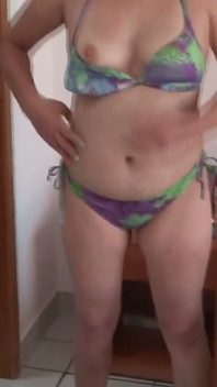 Vacker Styvmamma Visar Upp I En Bikini På Stranden Och Börjar Klä Av Sig På Hotellet-bra Samlingsvideo