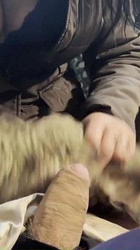 Milfycalla - beaucoup de sperme sur une veste à capuche de fourrure brune 172