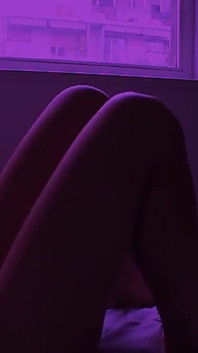 Moje růžovovlasá přítelkyně na mě tvrdě jezdí, dokud se nevystříká