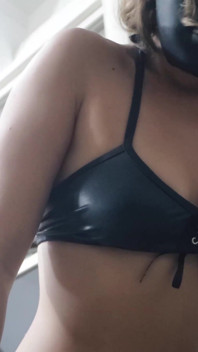 복종하는 소녀에게 앉아 있는 섹시한 얼굴