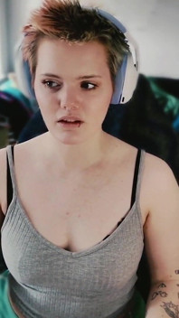 Mindfucked de Ai - Dresat pentru a fi o curvă - Ezra Faith Buzzcut curvă