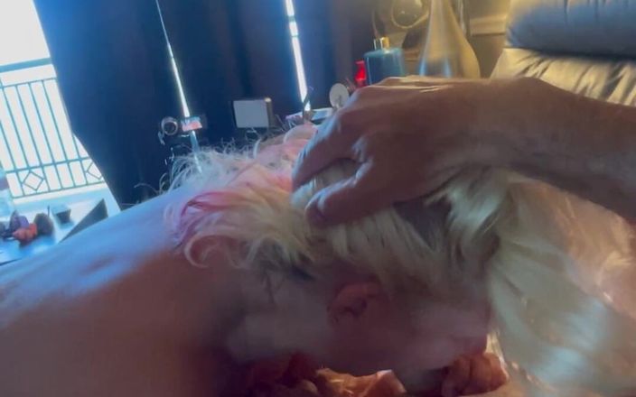Dominator13: Seksi itaatkar sarışın kocalarının arkadaşlarının yarağını emiyor