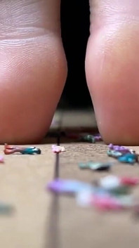Giantess Smashing Little People na macie jogi