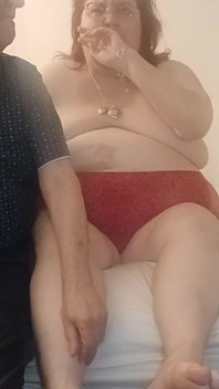私の足フェチファンのおかげで、私のBFはローションを塗って、つま先を吸っているのを舐めています