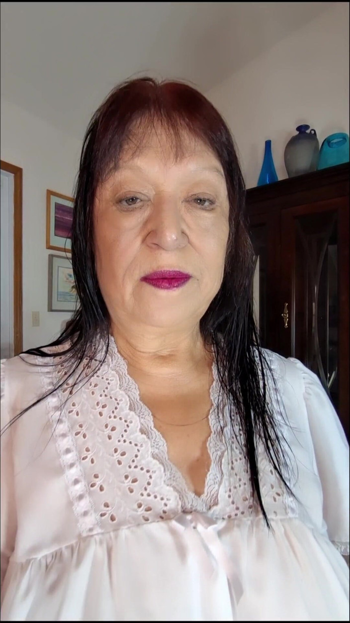 Zilah Luz: おばあちゃんの毛深い膣を犯して、俺の尻穴を弄っている妄想をしている。