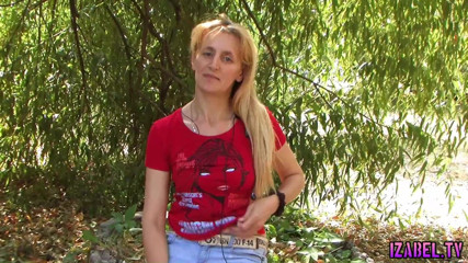Izabel tv: 야외에서 가슴을 보여주는 미시